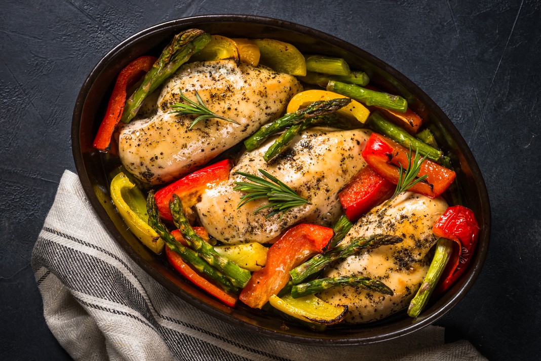 30-Minute One-Pan Lemon Garlic Chicken & Veggies Delight!