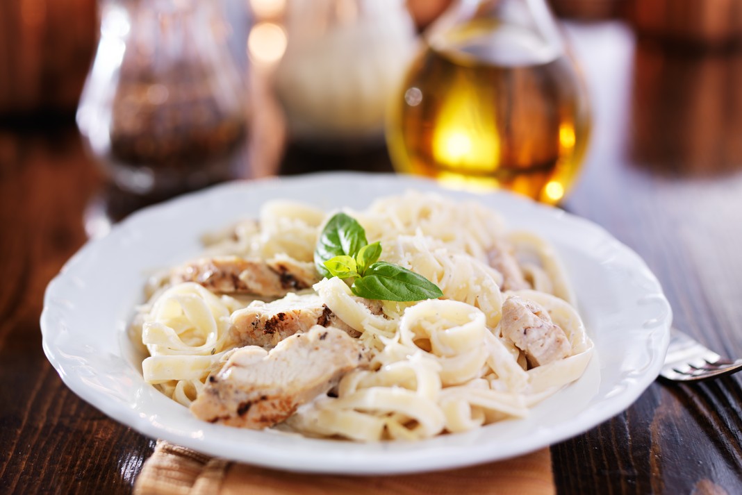 Flavorful Keto Chicken Alfredo: Creamy Comfort in Every Bite!
